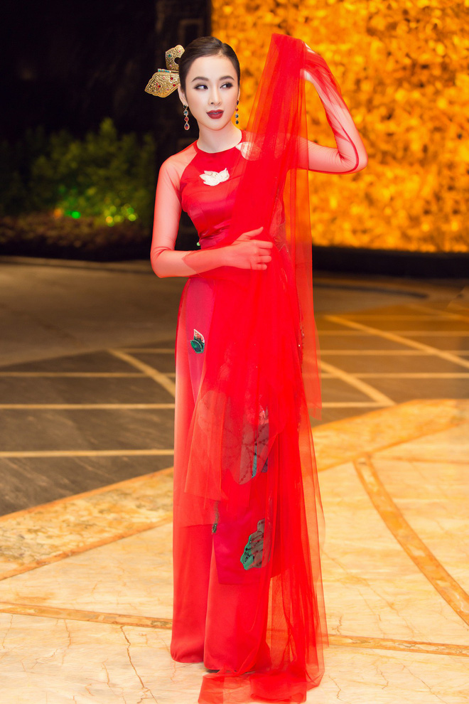 Angela Phương Trinh múa may uyển chuyển với tà áo dài 100 triệu, làm vedette của NTK Thủy Nguyễn Angela Phương Trinh múa may uyển chuyển với tà áo dài 100 triệu, làm vedette của NTK Thủy Nguyễn